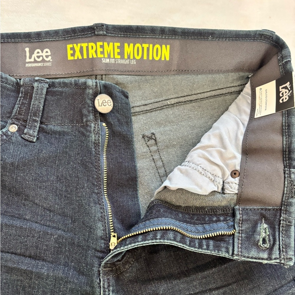 New Lee Men’s Extreme Motion Slim Fit Straight Leg Jeans 32x32 Dark Wash - Picture 14 of 16